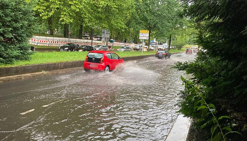 Während des Unwetters am Mittwoch in Heilbronn waren noch viele Autos unterwegs. Während des Unwetters am Mittwoch in Heilbronn waren noch viele Autos unterwegs.