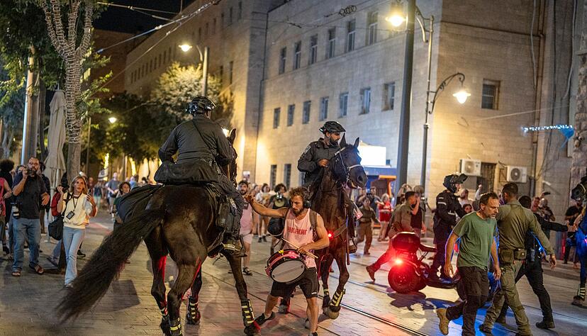 Bei einer erneuten Gro&szlig;kundgebung in Israel schreitet die Polizei ein.