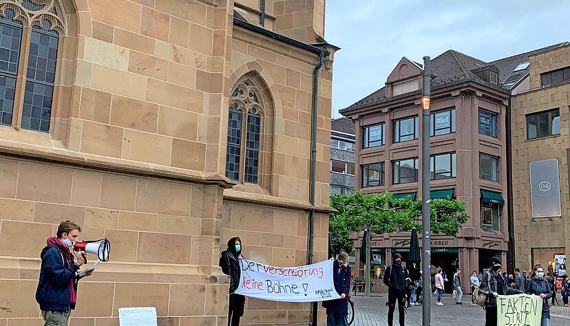 Niklas Rosche (links) und seine Freunde fordern in Heilbronn Fakten statt Verschwörungstheorien.
Foto: Plapp-Schirmer Niklas Rosche (links) und seine Freunde fordern in Heilbronn Fakten statt Verschwörungstheorien.
Foto: Plapp-Schirmer