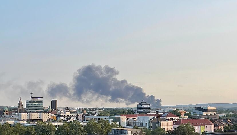 Die Rauchwolke des Brandes in Lauffen war am Samstagabend über weiten Teilen der Region zu sehen, auch in Heilbronn.
