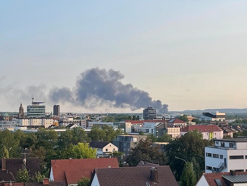 Auch in Heilbronn ist die Rauchwolke über Lauffen am Samstagabend zu sehen.