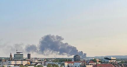 Auch in Heilbronn ist die Rauchwolke über Lauffen am Samstagabend zu sehen.