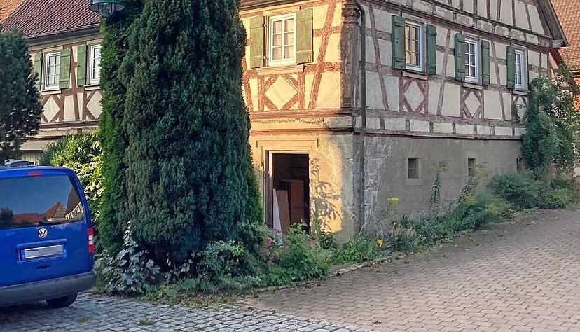 Die Razzia in Kupferzell-Hesselbronn verläuft ohne besondere Vorkommnisse. Bewohner des Orts, der etwa 100 Einwohner zählt, gehören nach Angaben von Sicherheitsbehörden zu einer verbotenen Neonazi-Gruppe.