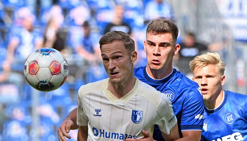 Vorerst kein Zweikampf: KSC-Profi Marcel Beifus (r) hat sich am Knie verletzt.