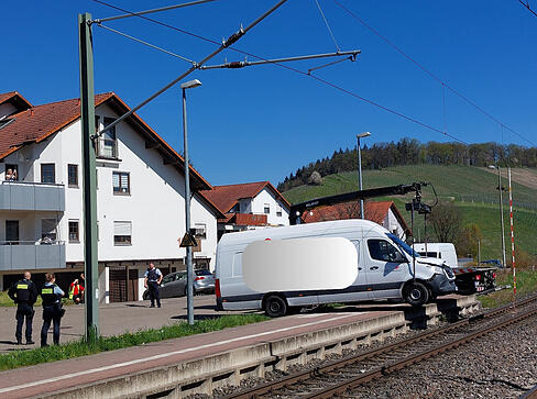 Nach einem Unfall blockiert ein Transporter den Gleisbereich an der Bahnstrecke. Nach einem Unfall blockiert ein Transporter den Gleisbereich an der Bahnstrecke.