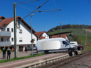 Nach einem Unfall blockiert ein Transporter den Gleisbereich an der Bahnstrecke.
