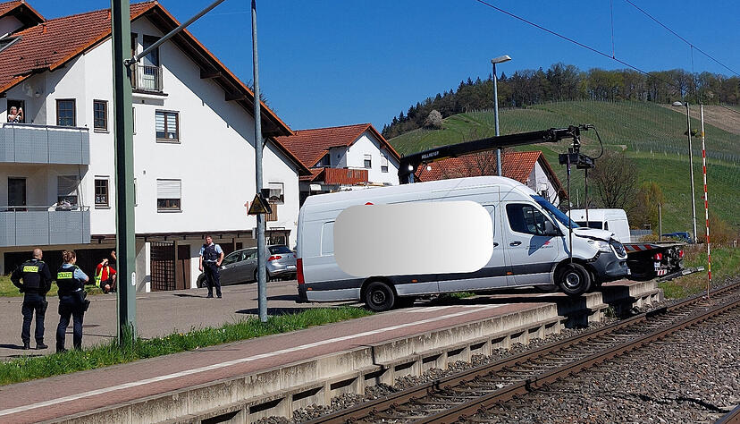 Nach einem Unfall blockiert ein Transporter den Gleisbereich an der Bahnstrecke.