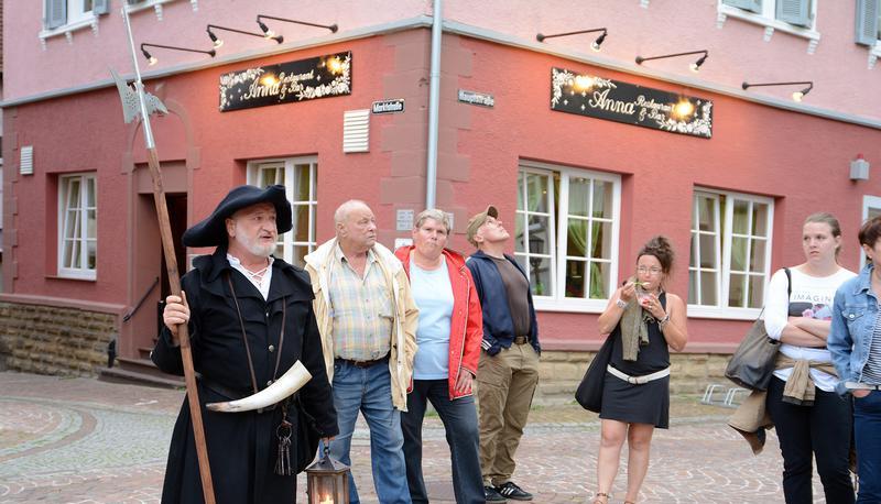 Bernd Raabe führt die Besucher zu verschiedenen Ecken der Stadt. Viele Informationen hat er im Archiv recherchiert. Bernd Raabe führt die Besucher zu verschiedenen Ecken der Stadt. Viele Informationen hat er im Archiv recherchiert.