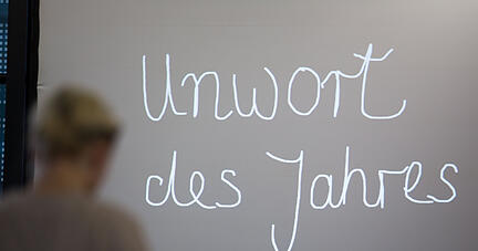 «Unwort des Jahres» steht vor der Bekanntgabe des «Unwortes des Jahres 2015» auf einer Leinwand. An diesem Dienstag wird das «Unwort des Jahres» 2020 bekannt gegeben. (Zu dpa: «Kür des «Unwortes des Jahres» - Viele Vorschläge zur Corona-Pandemie») +++ dpa-Bildfunk +++