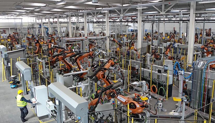 Schwei&szlig;roboter: Der Karosseriebau von Magna Steyr an der Heilbronner Dieselstra&szlig;e ging 2015 in Betrieb. Hier ein Foto von 2014, vor Er&ouml;ffnung des Werks. Foto: Archiv