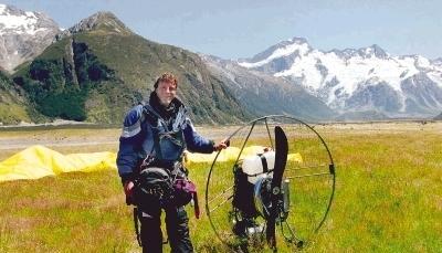 Der Zweiradmechaniker Gerry Mayr steht mit seinem motorisierten Gleitschirm vor dem 3754 Meter hohen Mount Cook in Neuseeland. Der Konstanzer hat ihn als erster Mensch am Anfang des Jahres überflogen.Foto: lsw