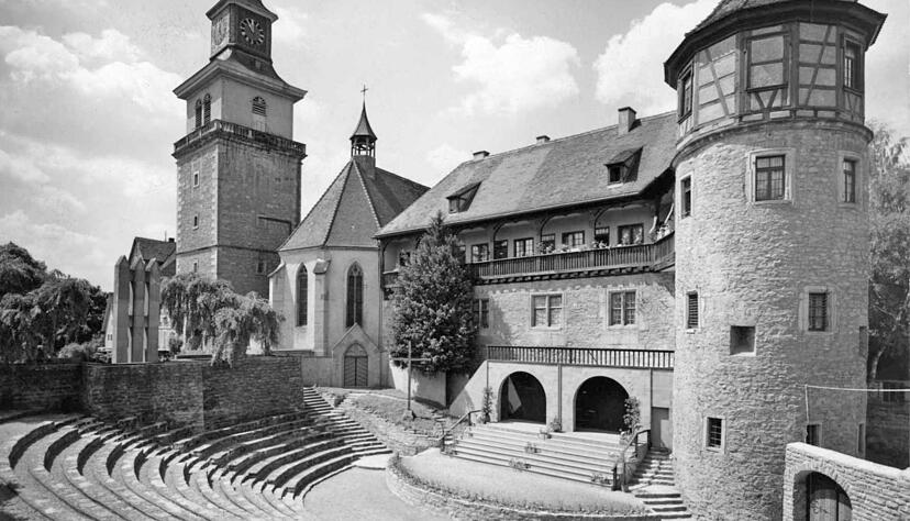 Die Freilichtbühne in Neuenstadt im Schlossgraben zwischen Schloß und Linde 1965.