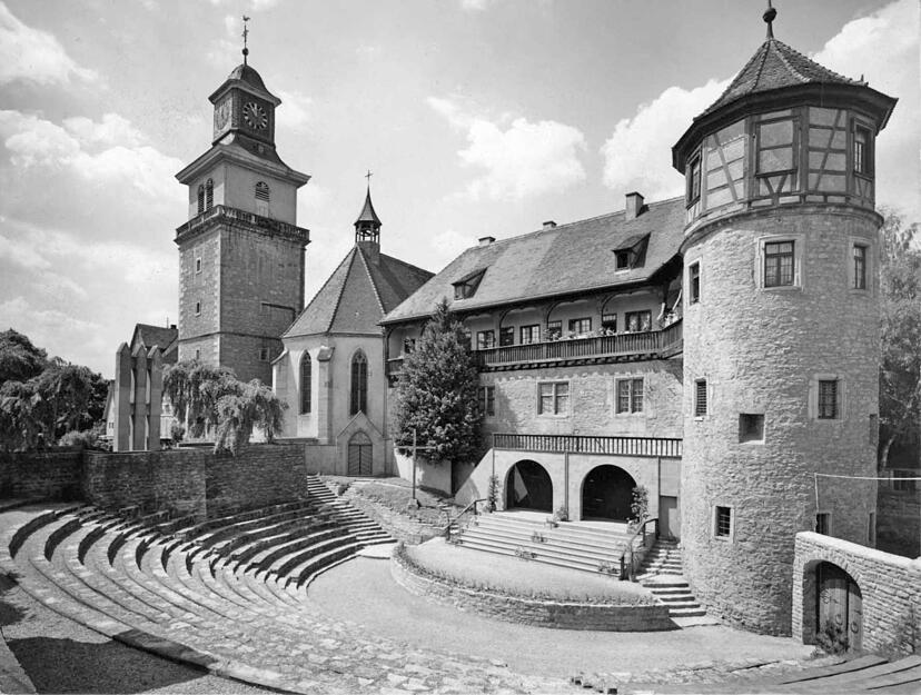 Die Freilichtbühne in Neuenstadt im Schlossgraben zwischen Schloß und Linde 1965.