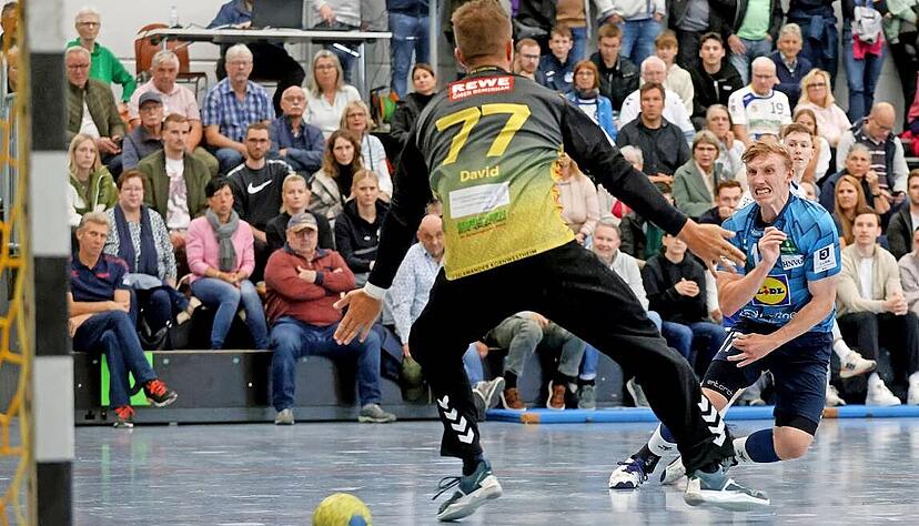 Durchgebissen haben sich Mario Urban (rechts) und der TSB im Derby gegen Kornwestheim mit Torhüter Jan David.
Foto: Ralf Seidel Durchgebissen haben sich Mario Urban (rechts) und der TSB im Derby gegen Kornwestheim mit Torhüter Jan David.
Foto: Ralf Seidel
