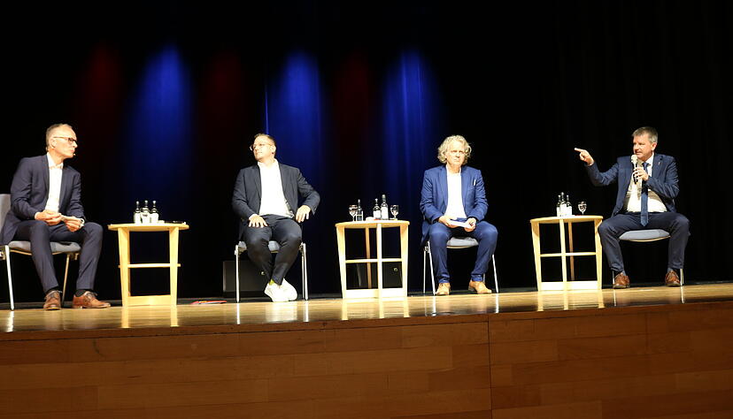 Christian Gleichauf (links) pr&auml;sentiert bei der offiziellen Kandidatenvorstellung der Stadt die Bewerber f&uuml;r das Amt des Oberb&uuml;rgermeisters: Patrick Wegener (von links), Peter Lohnert und Amtsinhaber Thilo Michler.