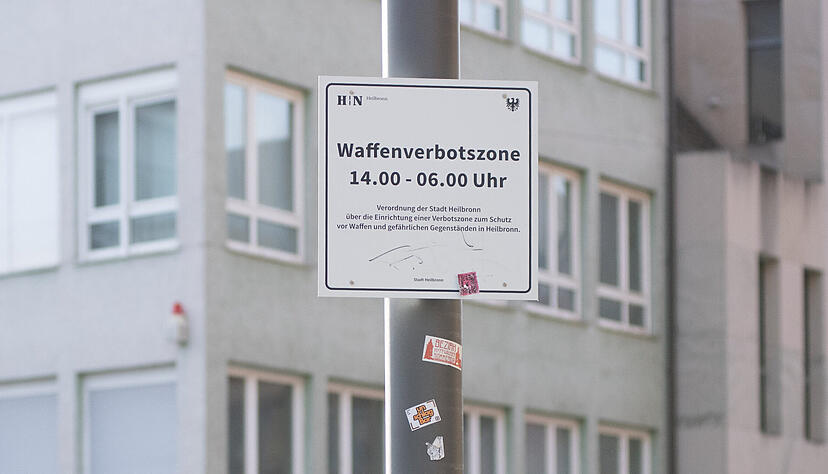 Seit Anfang September 2024 d&uuml;rfen in der Heilbronner Innenstadt keine Waffen wie etwa Messer mitgef&uuml;hrt werden. Nicht jeder h&auml;lt sich daran, wie Zahlen jetzt zeigen.