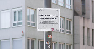 Seit Anfang September 2024 d&uuml;rfen in der Heilbronner Innenstadt keine Waffen wie etwa Messer mitgef&uuml;hrt werden. Nicht jeder h&auml;lt sich daran, wie Zahlen jetzt zeigen.