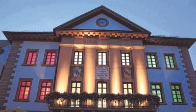 Die Rathausfenster erstrahlen in den ungarischen Nationalfarben Rot, Wei&szlig; und Gr&uuml;n. Die Lichterschau-Premiere ist ein gelungener optischer Beitrag.