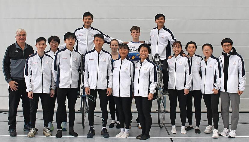 Vor der Kunstrad-WM in Göppingen trainiert die Hongkonger Mannschaft gemeinsam mit Rolf Halter und seinen beiden Enkeln in der Erlenbacher Sulmtalhalle. Vor der Kunstrad-WM in Göppingen trainiert die Hongkonger Mannschaft gemeinsam mit Rolf Halter und seinen beiden Enkeln in der Erlenbacher Sulmtalhalle.