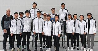 Vor der Kunstrad-WM in Göppingen trainiert die Hongkonger Mannschaft gemeinsam mit Rolf Halter und seinen beiden Enkeln in der Erlenbacher Sulmtalhalle.