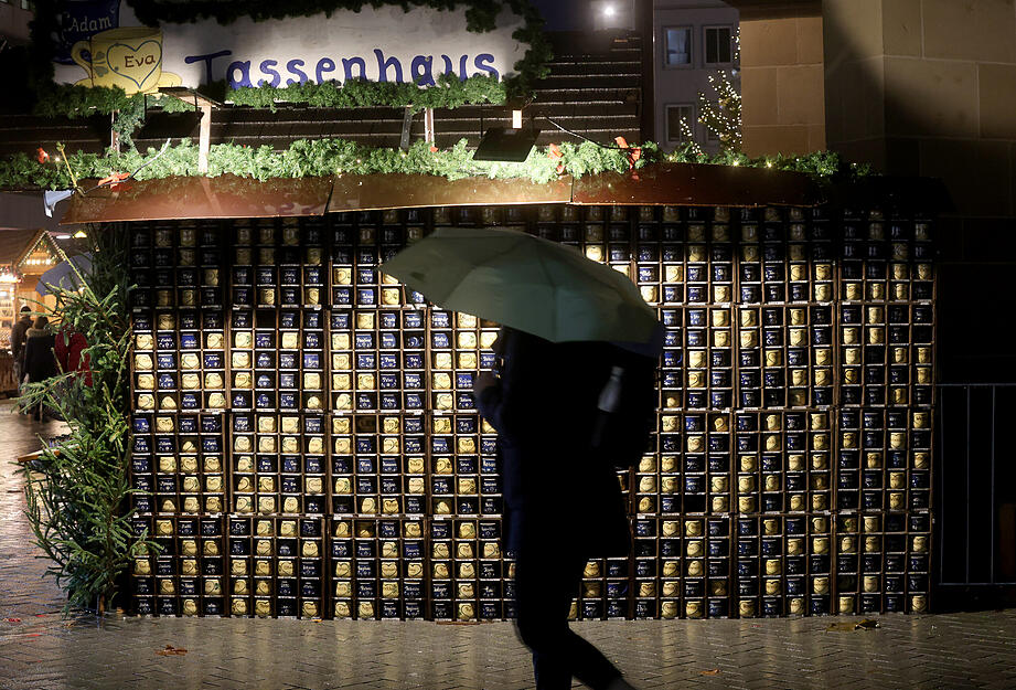 Dank Nieselregen am Eröffnungstag des Weihnachtsmarktes sind Regenschirme und Mützen für die ersten Besucher in Heilbronn essentiell. Dank Nieselregen am Eröffnungstag des Weihnachtsmarktes sind Regenschirme und Mützen für die ersten Besucher in Heilbronn essentiell.