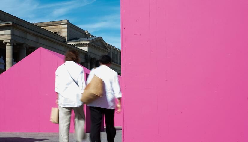 Zw&ouml;lf Magenta-farbene H&auml;user stehen eine Woche am Stuttgarter Schlossplatz.
