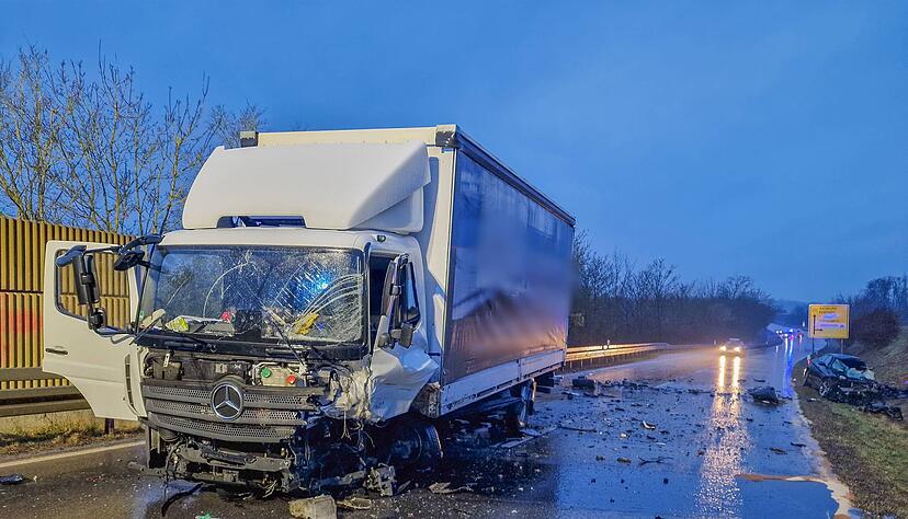 Zu einem tödlichen Verkehrsunfall ist es auf der B293 bei Schwaigern gekommen: Am Dienstagnachmittag, dem 11. Februar, ist ein 27-jähriger BMW-Fahrer mit einem Lkw kollidiert. Die Strecke war über Stunden gesperrt. Zu einem tödlichen Verkehrsunfall ist es auf der B293 bei Schwaigern gekommen: Am Dienstagnachmittag, dem 11. Februar, ist ein 27-jähriger BMW-Fahrer mit einem Lkw kollidiert. Die Strecke war über Stunden gesperrt.