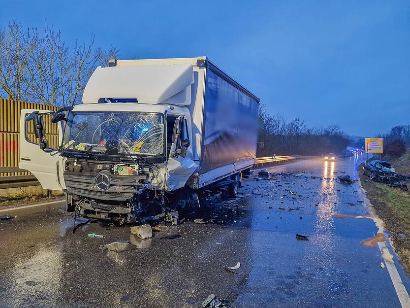Zu einem tödlichen Verkehrsunfall ist es auf der B293 bei Schwaigern gekommen: Am Dienstagnachmittag, dem 11. Februar, ist ein 27-jähriger BMW-Fahrer mit einem Lkw kollidiert. Die Strecke war über Stunden gesperrt. Zu einem tödlichen Verkehrsunfall ist es auf der B293 bei Schwaigern gekommen: Am Dienstagnachmittag, dem 11. Februar, ist ein 27-jähriger BMW-Fahrer mit einem Lkw kollidiert. Die Strecke war über Stunden gesperrt.