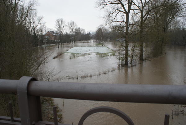 Blick von der Kocherbrücke aufs überflutete Ufer.