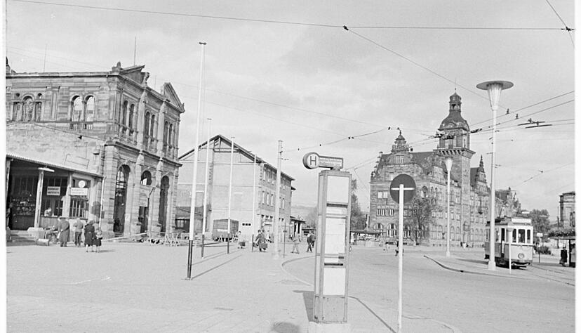 Zusammengestellt von Archiv und Dokumentation der Heilbronner Stimme 
Bevor das Empfangsgebäude des dritten Heilbronner Hauptbahnhofs am 12. Juni 1958 eröffnet, ist der Fahrkartenverkauf in einem Provisorium (mi) untergebracht. Der zweite Heilbronner Hauptbahnhof (li), 1874 im Neorenaissance-Stil erbaut, war im Zweiten Weltkrieg am 4. Dezember 1944 zerstört worden.