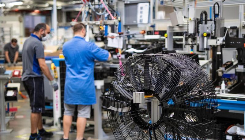 Mitarbeiter von EBM-Papst arbeiten an einem Ventilator. Mitarbeiter von EBM-Papst arbeiten an einem Ventilator.