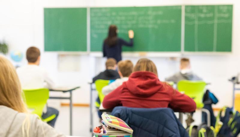 Schülerinnen und Schüler sitzen während des Unterrichts in ihrem Klassenzimmer. Schülerinnen und Schüler sitzen während des Unterrichts in ihrem Klassenzimmer.