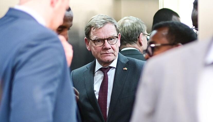 Deutschland weist nach der Festnahme einer mutma&szlig;lichen Spionin f&uuml;r Russland einen Diplomaten der russischen Botschaft in Berlin aus, wie der Au&szlig;enminister mitteilte.