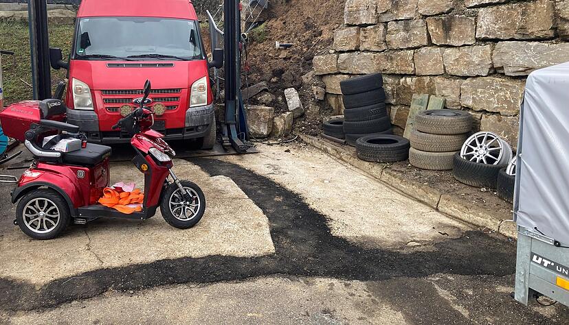 Eine Gartenmauer ist in Bad Rappenau auf einen Transporter und eine Hebeb&uuml;hne gest&uuml;rzt.