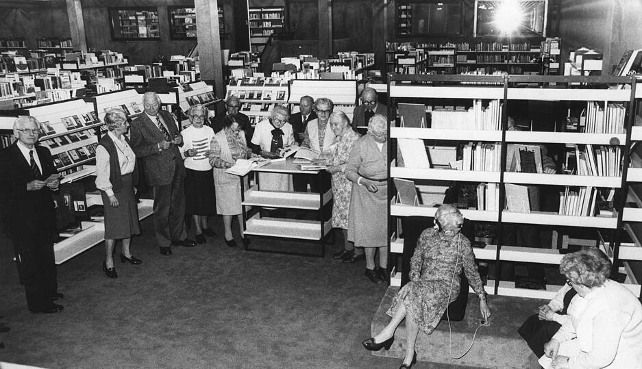 April 1981: Neckarsulmer Senioren besichtigen die neuen R&auml;umlichkeiten.  In der Stadtb&uuml;cherei wird auch an die Senioren gedacht. F&uuml;r sie stehen B&uuml;cher in Gro&szlig;druck und Literatur-Kassetten bereit.