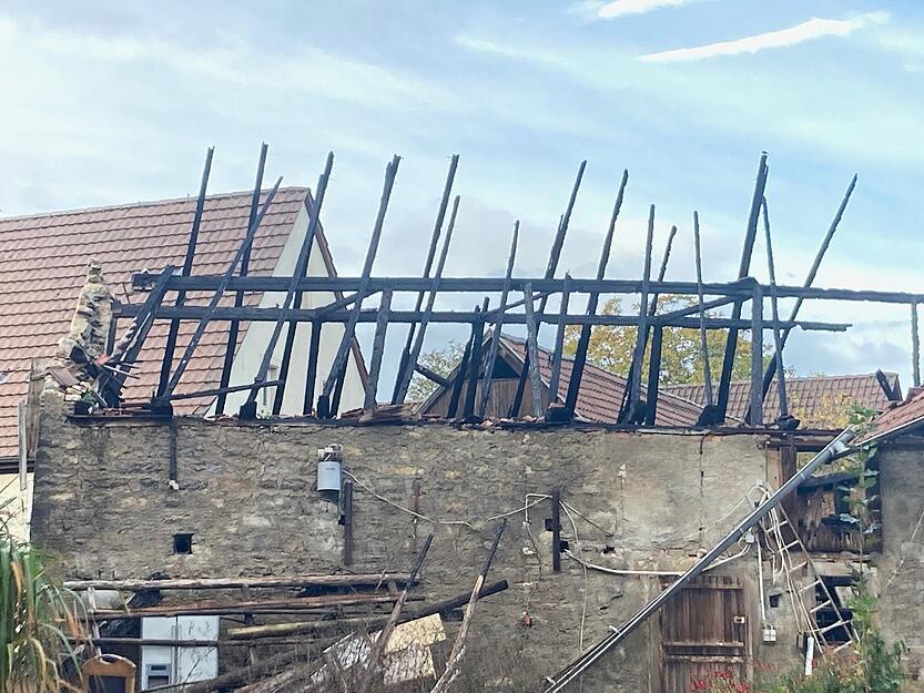 An das Wohngebäude grenzen ein Stall und eine Scheune an, die bis auf die Grundmauern abbrannten.