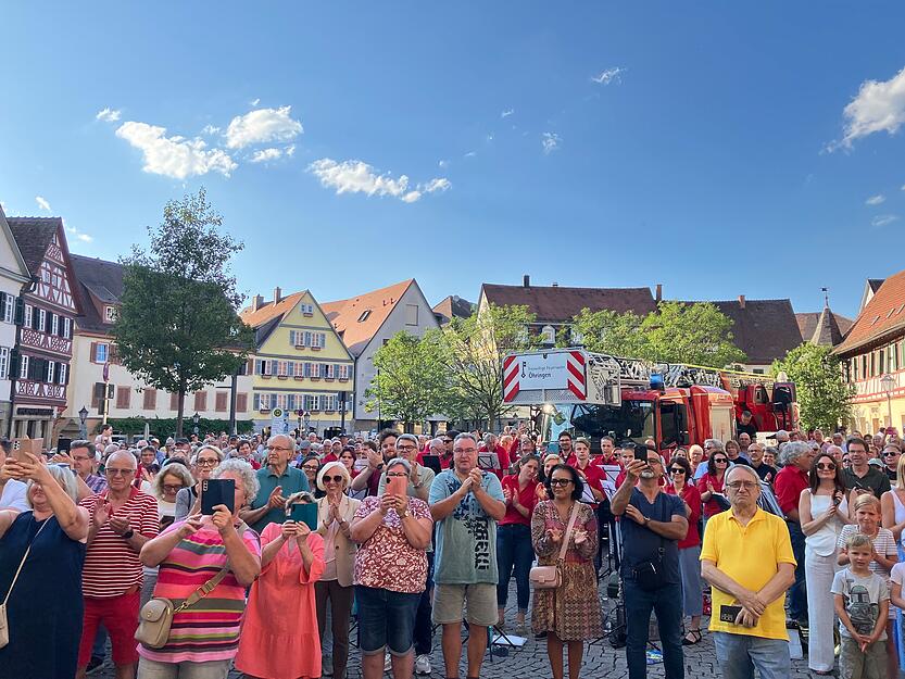 Zahlreiche Bürger hatten sich am Sonntagabend auf dem Öhringer Marktplatz eingefunden.