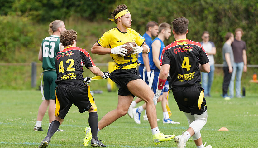 Flag Football ist die k&ouml;rperlose Variante von American Football. Hier tr&auml;gt Simon Stolz (Mitte) von den TK Hornets aus Treschklingen den Ball.