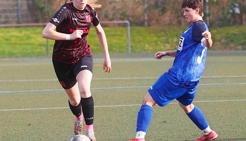 Larissa Nath (links) und die Pink Ladies sind am Ostermontag im Pokal-Halbfinale gegen den VfB Stuttgart II gefragt. Der TSV Neuenstein k&ouml;nnte erstmals ins Finale einziehen.
Foto: Marc Schmerbeck