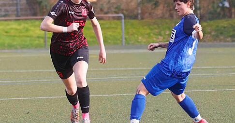 Larissa Nath (links) und die Pink Ladies sind am Ostermontag im Pokal-Halbfinale gegen den VfB Stuttgart II gefragt. Der TSV Neuenstein k&ouml;nnte erstmals ins Finale einziehen.
Foto: Marc Schmerbeck