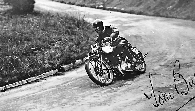 Der fr&uuml;her sehr erfolgreiche NSU-Rennfahrer Tom Bullus beim Solitude-Rennen in Stuttgart, das er Anfang der 1930er Jahre gewann.
Fotos: privat/Dennis Mugler