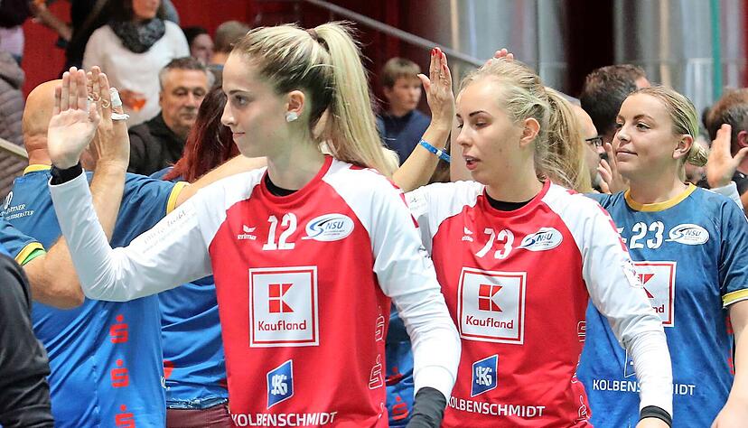 Die Neckarsulmer Torfrauen Sarah Wachter und Oliwia Kaminska beim Abklatschen. An Sponsoren auf Trikot und Hose fehlt es nicht. Sportlich und bei den Zuschauern sind die Erstligafrauen die klare Nummer eins.
Fotos: Archiv/Veigel Die Neckarsulmer Torfrauen Sarah Wachter und Oliwia Kaminska beim Abklatschen. An Sponsoren auf Trikot und Hose fehlt es nicht. Sportlich und bei den Zuschauern sind die Erstligafrauen die klare Nummer eins.
Fotos: Archiv/Veigel