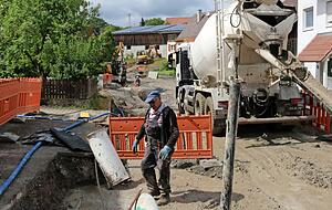 Ordentlich was los ist an der Baustelle: So mancher Anwohner wird im Juli 2021 erleichtert aufseufzen, wenn das schwere Gerät wieder abziehen wird.
Fotos: Nick Ordentlich was los ist an der Baustelle: So mancher Anwohner wird im Juli 2021 erleichtert aufseufzen, wenn das schwere Gerät wieder abziehen wird.
Fotos: Nick