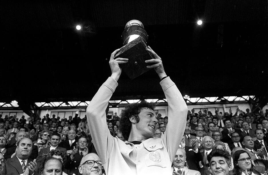 Die erste Teilnahme, der erste Titel bei einer EM. Deutschland setzt sich im Finale 3:0 gegen die Sowjetunion durch und Kapitän Franz Beckenbauer reckte die Trophäe hoch.