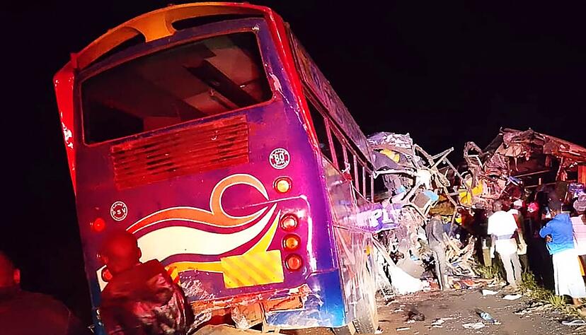 Zwei Reisebusse sind bei einem &Uuml;berholman&ouml;ver frontal aufeinandergesto&szlig;en.