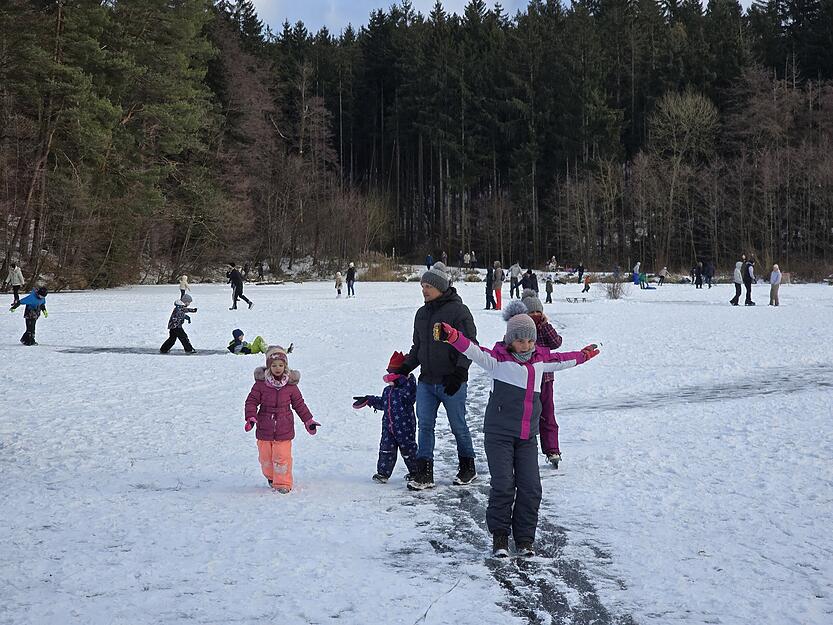 In den kommenden Tagen soll es frostig bleiben. Das Wetter dürfte weitere Besucher an den zugefrorenen Finsterroter See locken. In den kommenden Tagen soll es frostig bleiben. Das Wetter dürfte weitere Besucher an den zugefrorenen Finsterroter See locken.