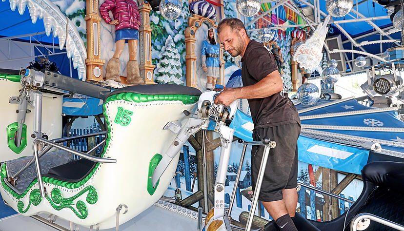 Am Mittwoch waren die Schausteller noch mit den letzten Aufbauarbeiten besch&auml;ftigt.