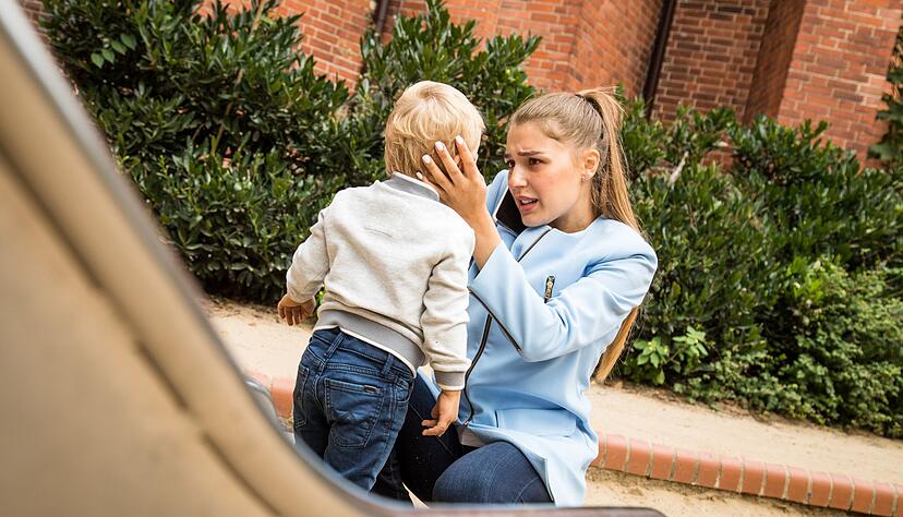Das Kind wirkt nach dem Sturz auf den Kopf benommen? Das könnte für eine Gehirnerschütterung sprechen. Das Kind wirkt nach dem Sturz auf den Kopf benommen? Das könnte für eine Gehirnerschütterung sprechen.