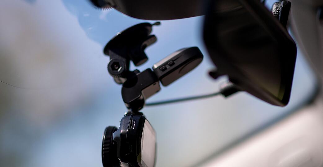 Big Brother? Nun nicht ganz, f&uuml;r Dashcams gibt es vieles zu beachten, ihr Einsatz und die Verwertung der Aufnahmen ist rechtlich kompliziert.