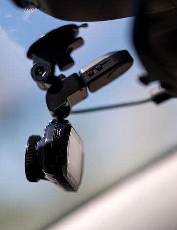 Big Brother? Nun nicht ganz, f&uuml;r Dashcams gibt es vieles zu beachten, ihr Einsatz und die Verwertung der Aufnahmen ist rechtlich kompliziert.